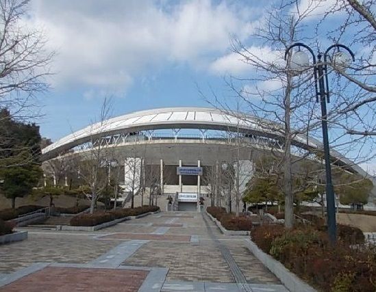 近くのエディオンスタジアム広島まで1,000m（徒歩13分）