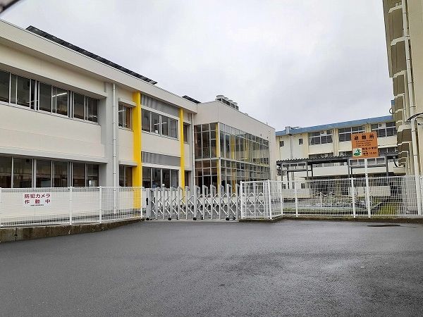 近くの稲生小学校まで618m（徒歩8分）