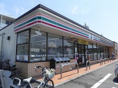 近くのコンビニまで670m（徒歩9分）