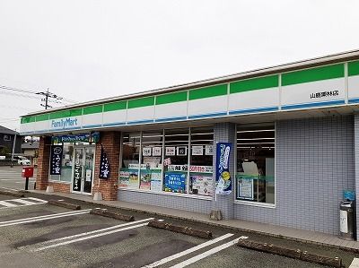 近くのファミマ栗林店まで550m(徒歩7分)