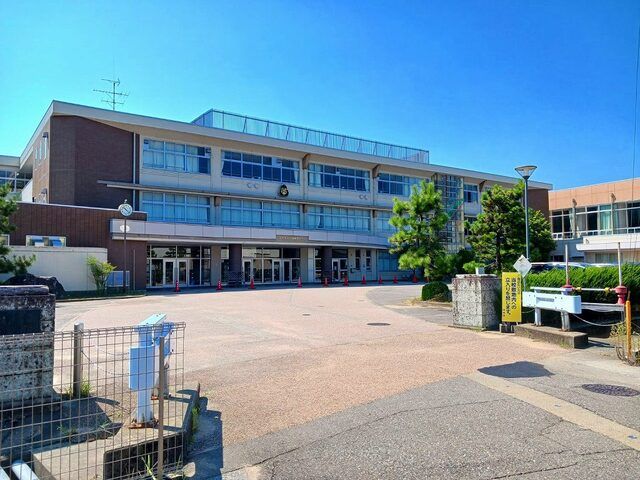 近くの戸出西部小学校まで600m（徒歩8分）