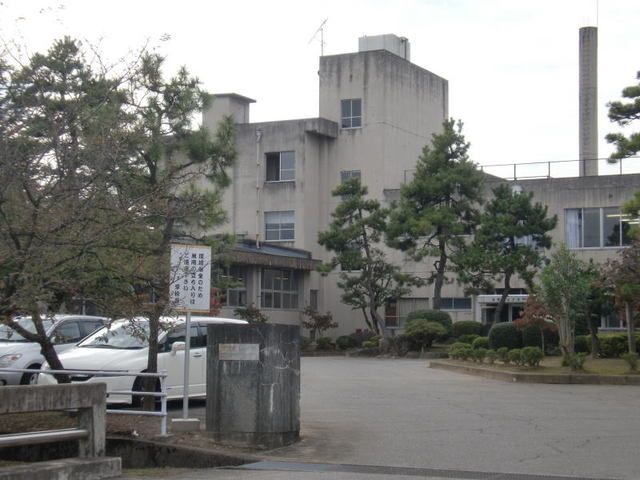 近くの戸出中学校まで1,400m（徒歩18分）