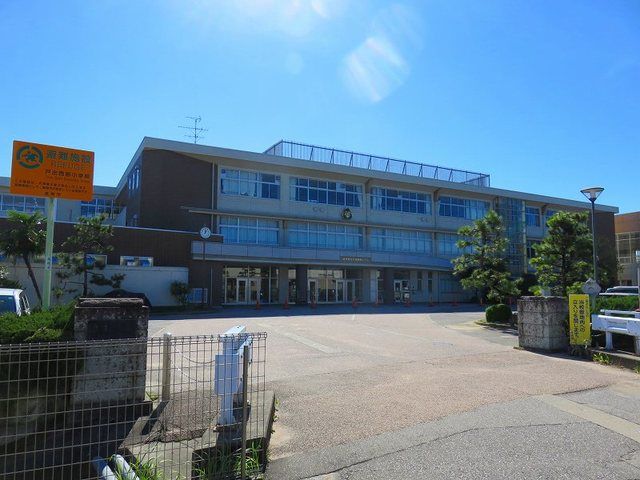近くの戸出西部小学校まで550m（徒歩7分）