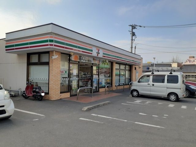 近くのコンビニまで180m（徒歩3分）