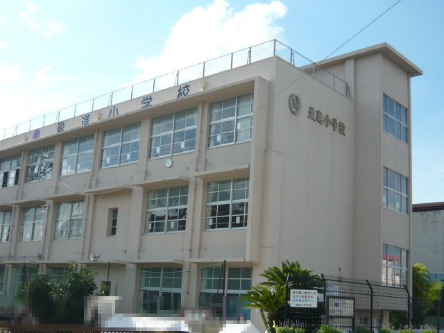 近くの盈進小学校まで1,150m(徒歩15分)