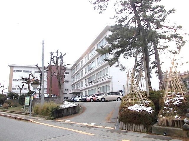 近くの粟崎小学校まで150m(徒歩2分)