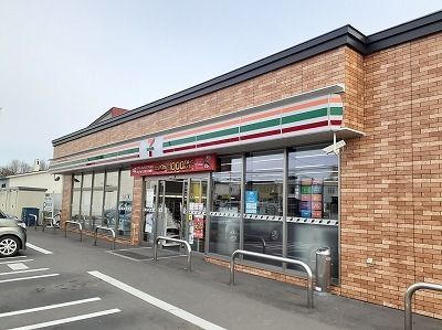 近くのセブンイレブン新緑通店まで400m（徒歩5分）