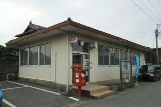近くの守重郵便局まで990m（徒歩13分）
