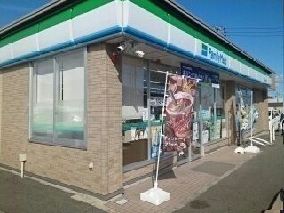 近くのファミリーマート様まで400m（徒歩5分）