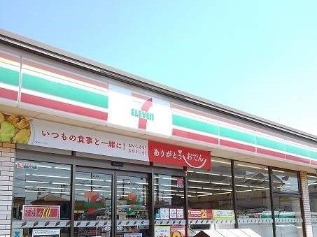 近くのコンビニまで750m（徒歩10分）