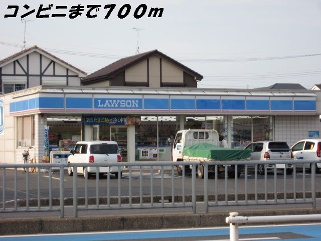近くのコンビニまで700m（徒歩9分）