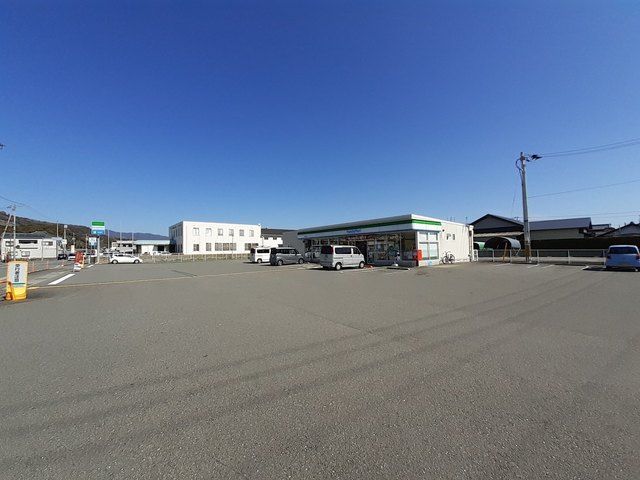 近くのファミリーマート土佐高岡店まで800m（徒歩10分）