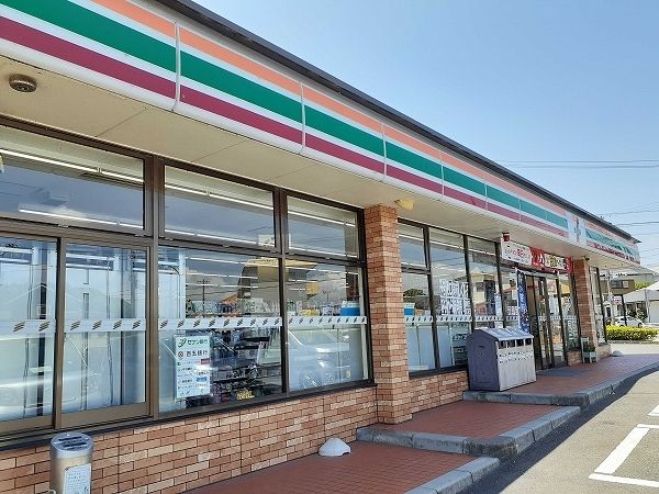 近くのコンビニまで600m（徒歩8分）