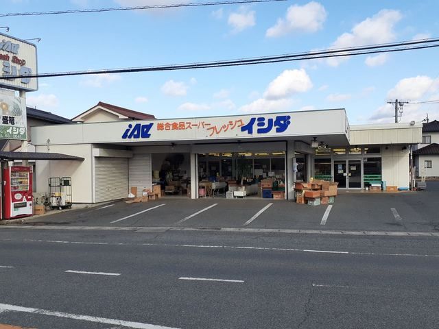 近くのスーパーまで700m（徒歩9分）