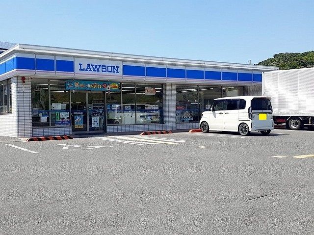 近くのコンビニまで300m（徒歩4分）