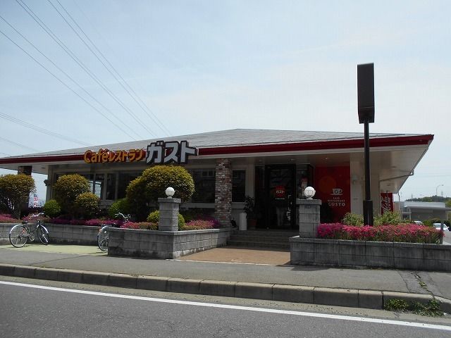 近くのガスト　岡谷インター店まで120m（徒歩2分）