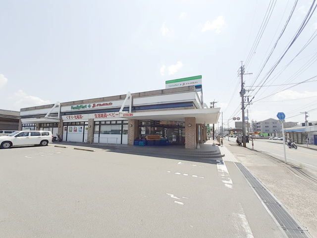 近くのファミリーマートドラッグイレブまで350m（徒歩5分）