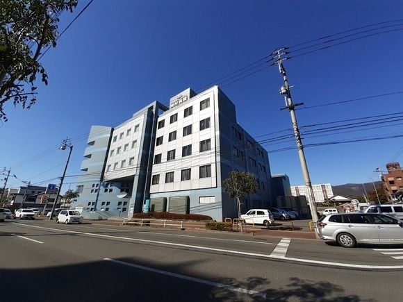 近くの岡村病院まで1,100m（徒歩14分）