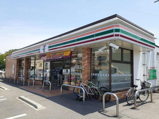 近くのコンビニまで501m（徒歩7分）