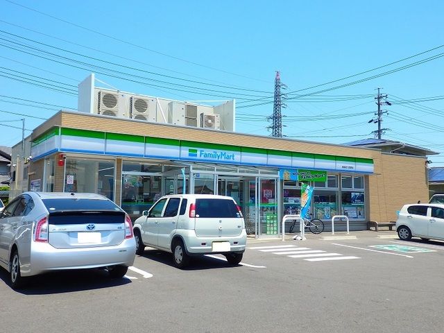 近くのファミリーマート東員町六把野店まで750m(徒歩10分)