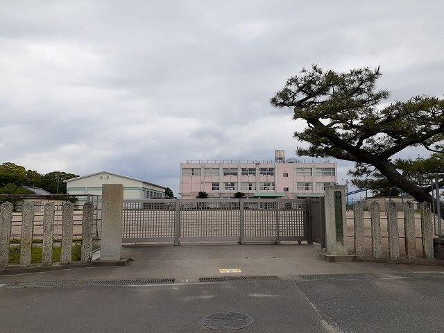近くの鈴鹿市立若松小学校まで101m（徒歩2分）
