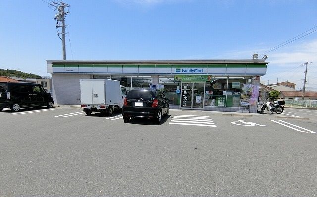 近くのファミリーマート鈴鹿千代崎店まで1,043m(徒歩14分)