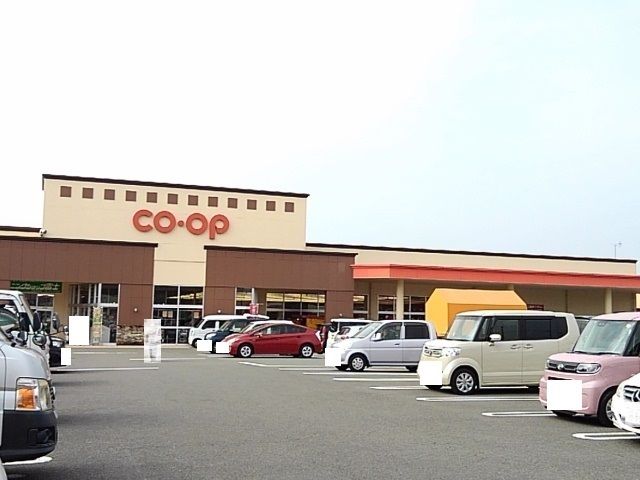 近くのコープみやざき花繰店まで750m（徒歩10分）