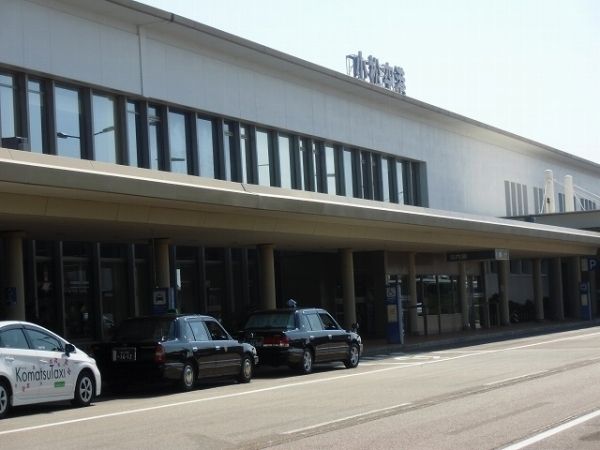 近くの小松空港まで3,900m(徒歩49分)