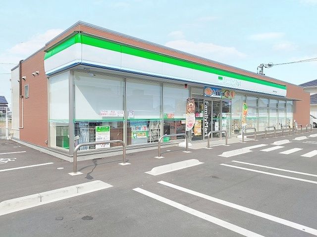 近くのファミリーマートまで750m(徒歩10分)
