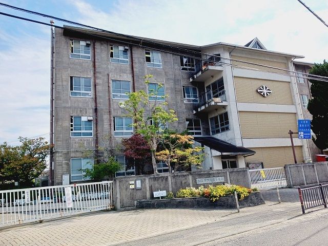 近くの松山市立桑原小学校様まで800m（徒歩10分）