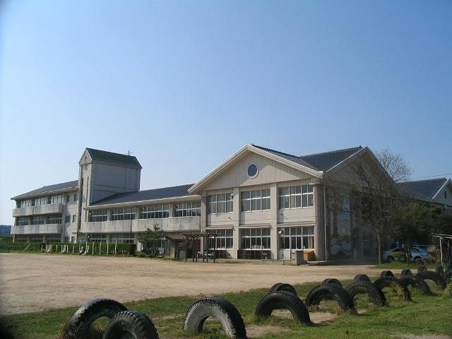 近くの倉吉市立河北小学校まで1,400m（徒歩18分）