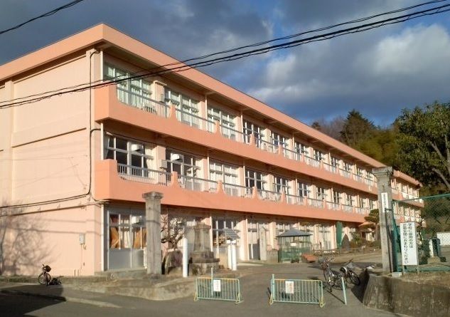 近くの小学校まで2,000m（徒歩25分）