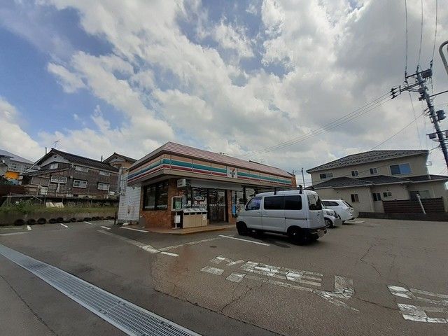 近くのセブンイレブン加茂田上店まで900m(徒歩12分)