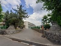 近くの加茂小学校まで1,200m(徒歩15分)