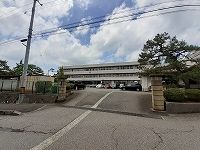 近くの加茂中学校まで850m(徒歩11分)