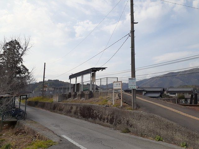 近くのJR波川駅まで615m（徒歩8分）