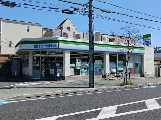 近くのファミリーマート西宮里中町店様まで70m(徒歩1分)