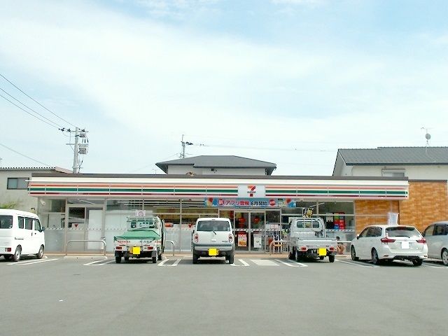 近くのコンビニまで740m（徒歩10分）