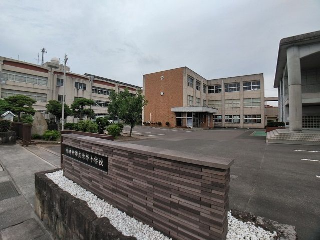近くの善通寺市立東部小学校まで1,300m(徒歩17分)