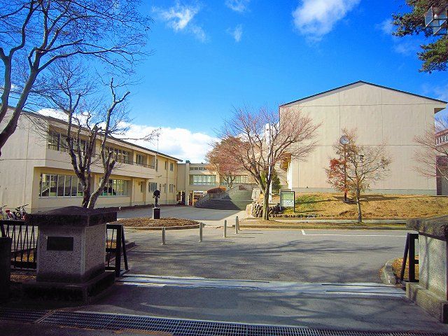 近くの軽井沢中部小学校まで1,200m（徒歩15分）