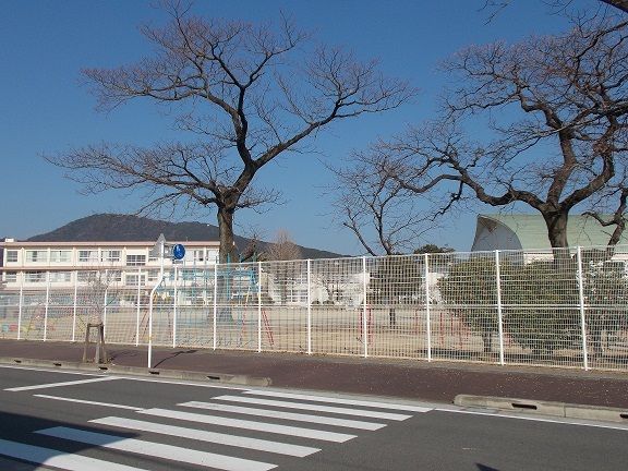 近くの南方小学校まで550m(徒歩7分)