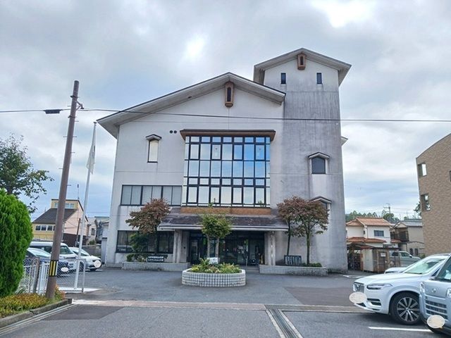 近くの石山市民センターまで900m(徒歩12分)