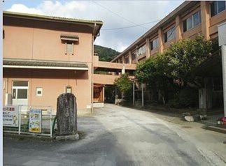 近くの千怒小学校まで900m(徒歩12分)