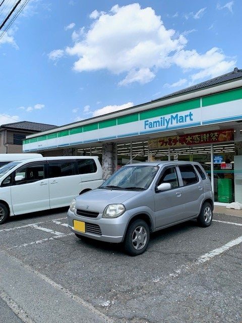 近くのファミリーマート青梅大門店まで750m（徒歩10分）