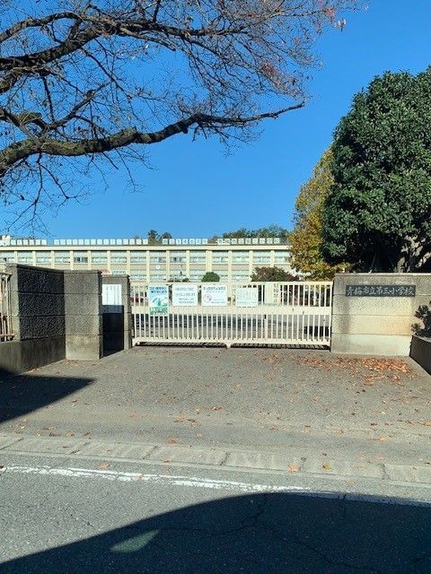 近くの青梅市立第三小学校まで1,200m（徒歩15分）