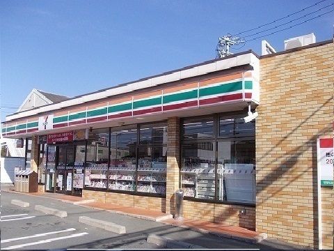 近くのコンビニまで266m（徒歩4分）