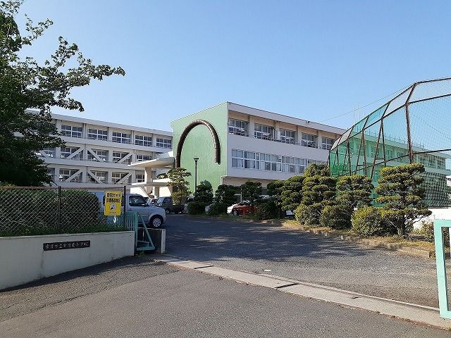 近くの常滑東小学校まで1,100m(徒歩14分)