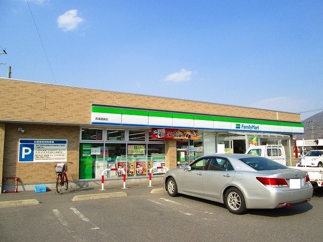近くのファミリーマート赤湯温泉店まで500m（徒歩7分）