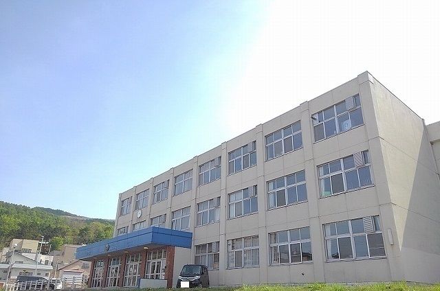 近くの朝里中学校まで380m（徒歩5分）