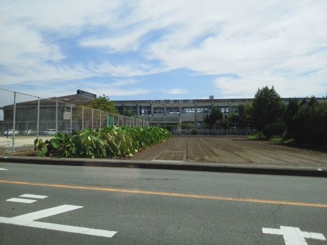 近くの飽田中学校まで450m（徒歩6分）